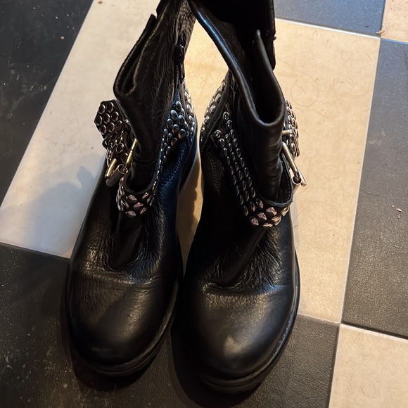 Steve Madden size 6 black studded moto boot - Picture 2 of 4